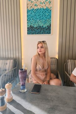 Bayan Modeller Masseuse ZARA